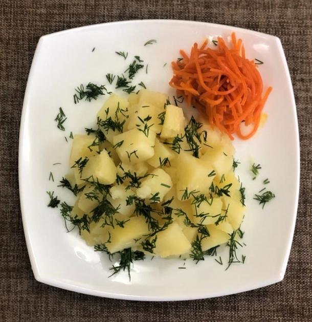 Картофель отварной с зеленью и морковью по-корейски